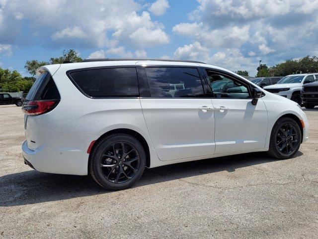 new 2024 Chrysler Pacifica car, priced at $47,997