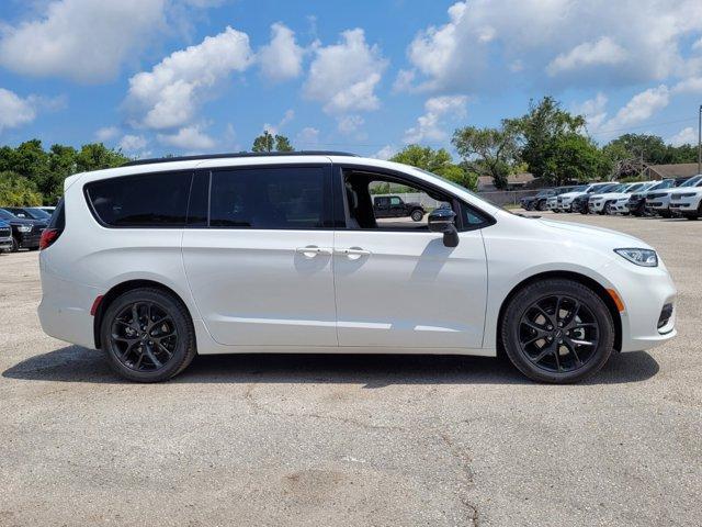 new 2024 Chrysler Pacifica car, priced at $47,997