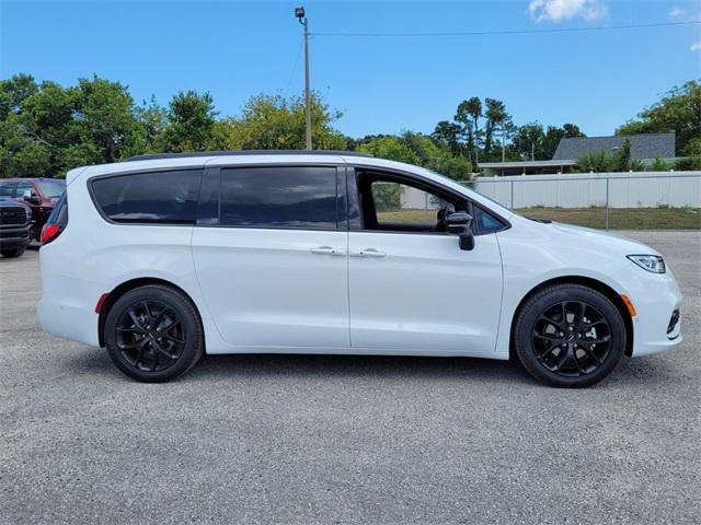 new 2024 Chrysler Pacifica car, priced at $36,830