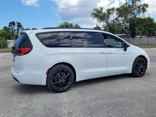 new 2024 Chrysler Pacifica car, priced at $36,830