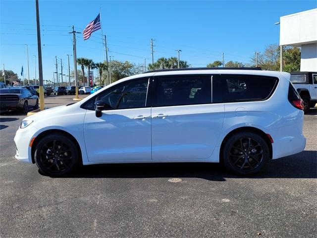 new 2024 Chrysler Pacifica car, priced at $42,697