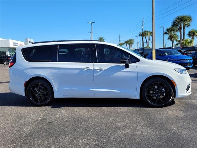 new 2024 Chrysler Pacifica car, priced at $41,697