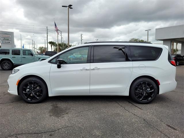 new 2024 Chrysler Pacifica car, priced at $42,797