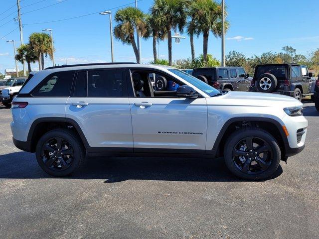 new 2025 Jeep Grand Cherokee car, priced at $40,790