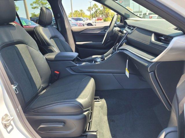 new 2025 Jeep Grand Cherokee car, priced at $40,995