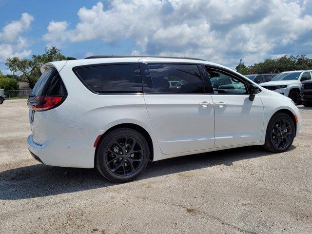 new 2024 Chrysler Pacifica car, priced at $40,997