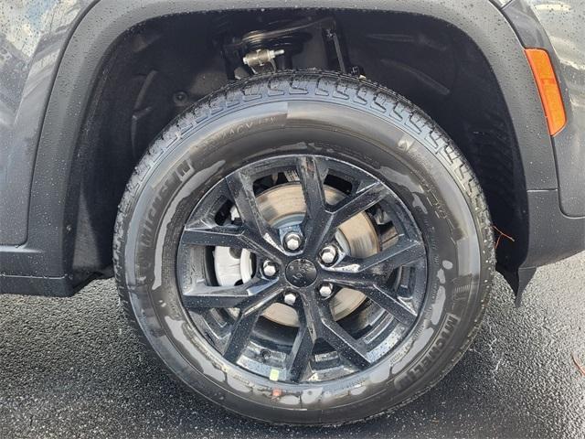 new 2025 Jeep Grand Cherokee car, priced at $38,997