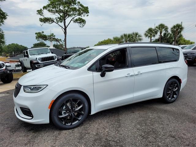 new 2024 Chrysler Pacifica car, priced at $47,997