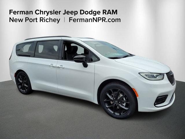 new 2024 Chrysler Pacifica car, priced at $48,253