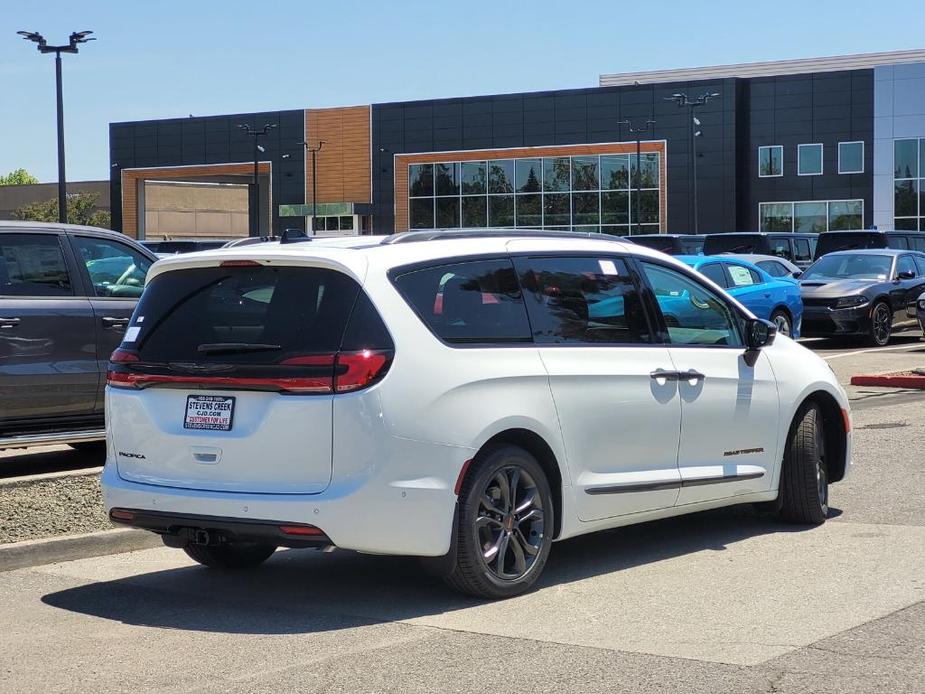 new 2024 Chrysler Pacifica car, priced at $47,988