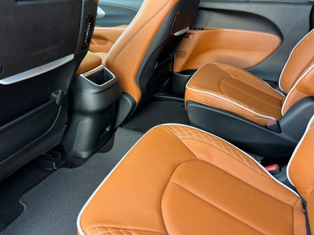 new 2025 Chrysler Pacifica Hybrid car