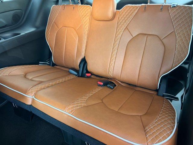 new 2025 Chrysler Pacifica Hybrid car