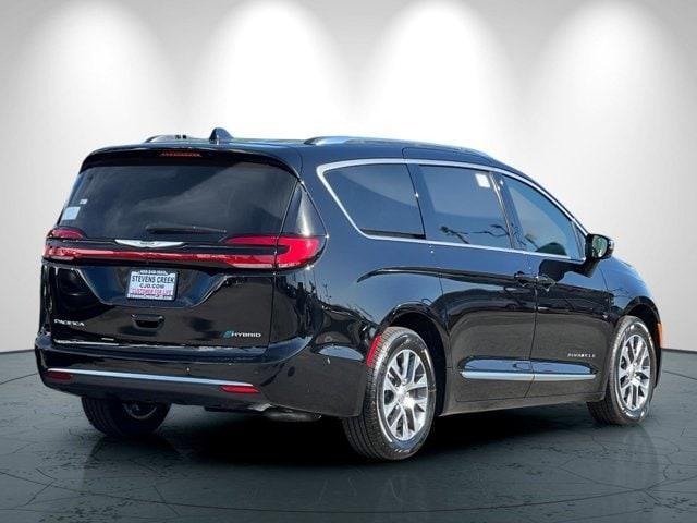new 2025 Chrysler Pacifica Hybrid car