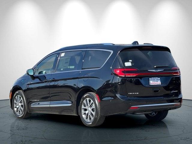 new 2025 Chrysler Pacifica Hybrid car