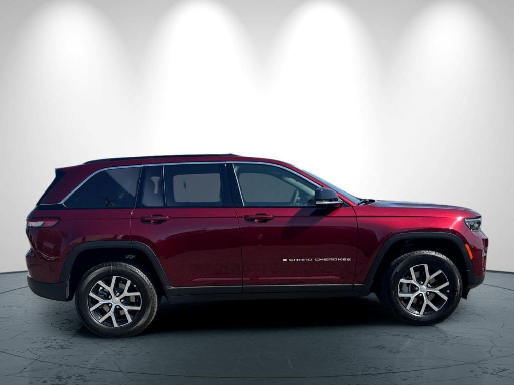 new 2025 Jeep Grand Cherokee car, priced at $47,495