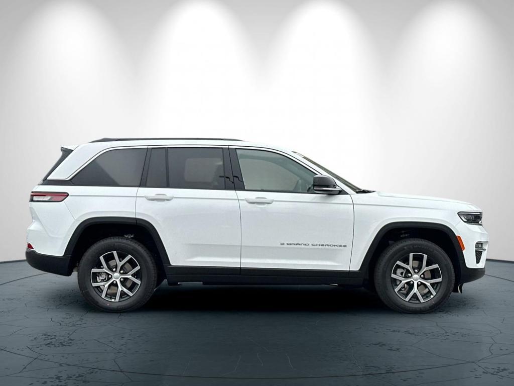 new 2025 Jeep Grand Cherokee car, priced at $46,900