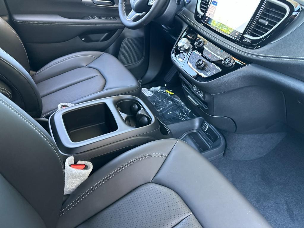 new 2025 Chrysler Pacifica Hybrid car, priced at $54,825