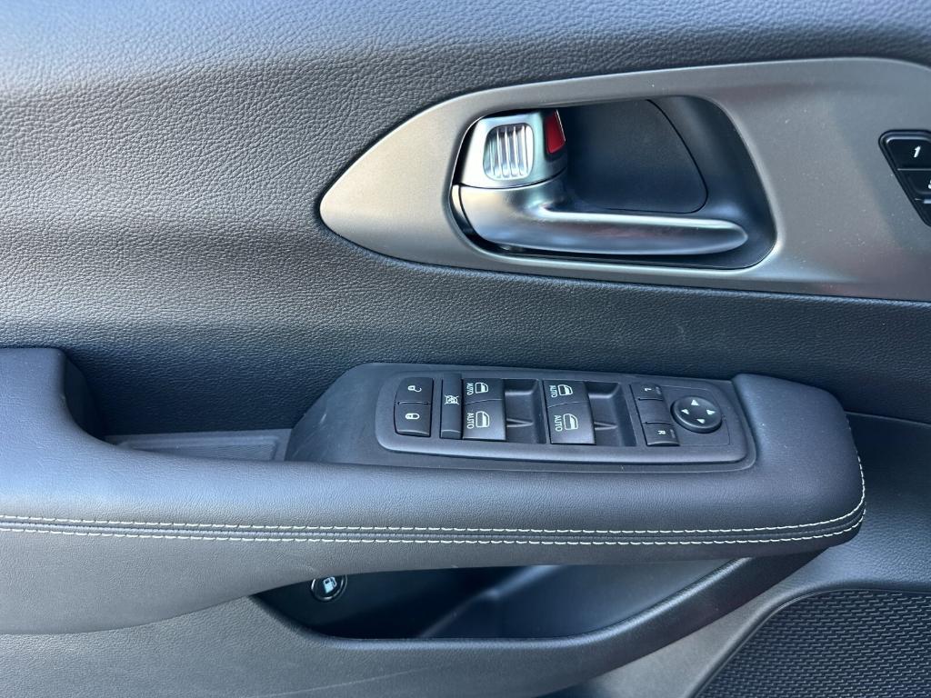 new 2025 Chrysler Pacifica Hybrid car, priced at $54,825