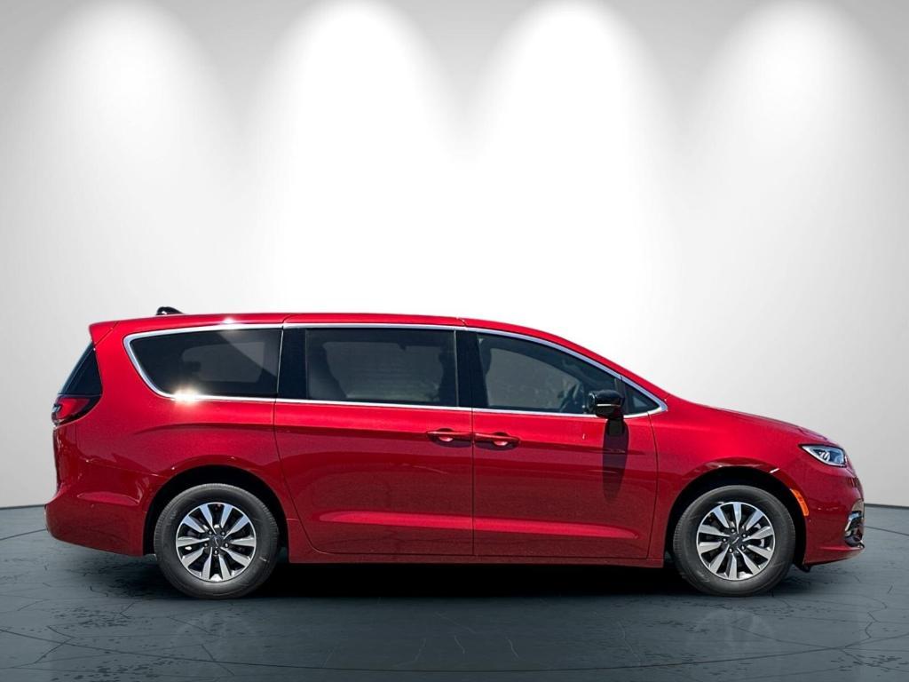 new 2025 Chrysler Pacifica Hybrid car, priced at $54,825