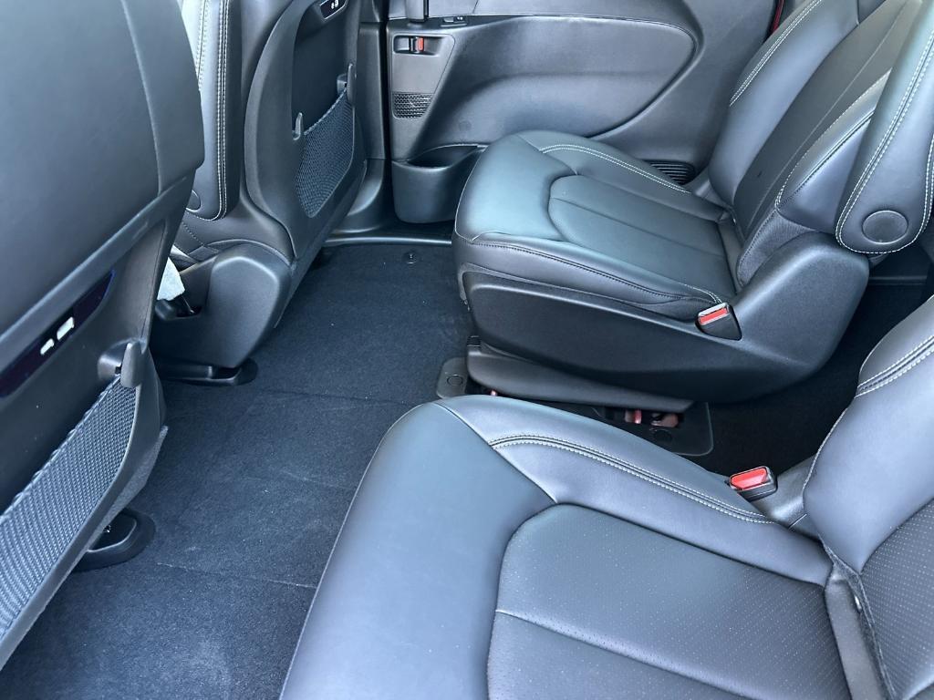 new 2025 Chrysler Pacifica Hybrid car, priced at $54,825