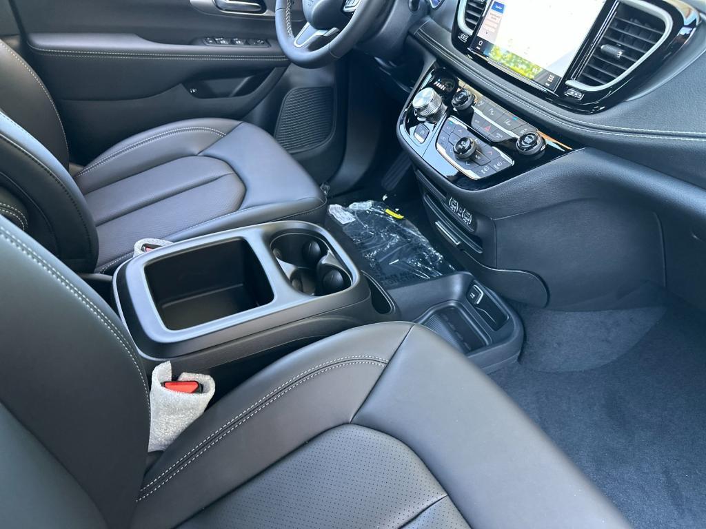 new 2025 Chrysler Pacifica Hybrid car, priced at $54,825