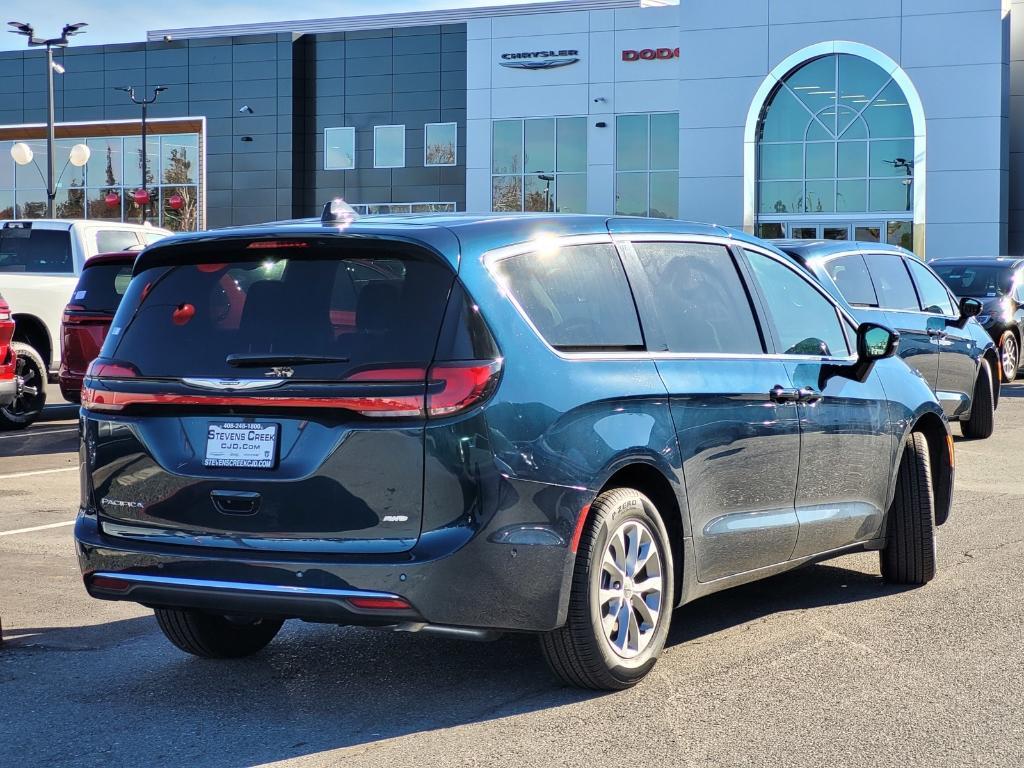 new 2025 Chrysler Pacifica car