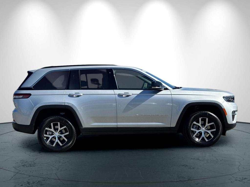 new 2025 Jeep Grand Cherokee car, priced at $47,495