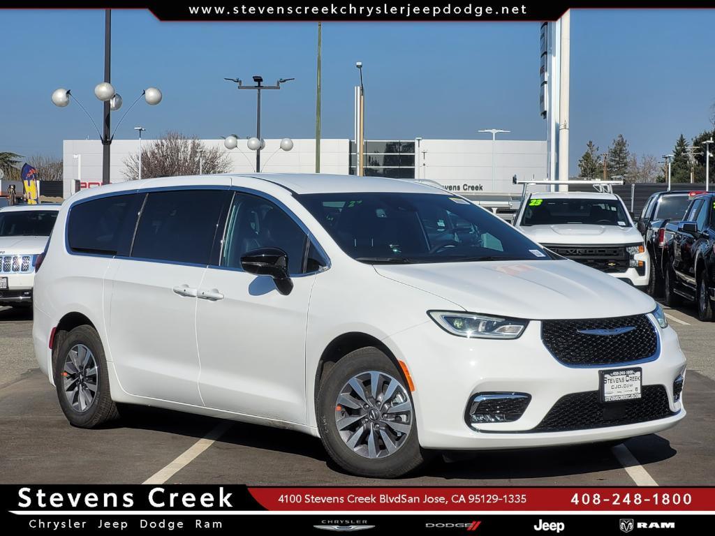 new 2025 Chrysler Pacifica Hybrid car