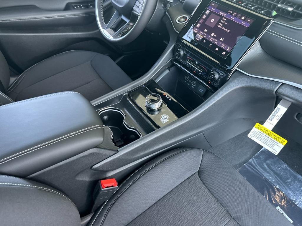 new 2025 Jeep Grand Cherokee car, priced at $42,375
