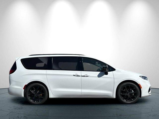 new 2025 Chrysler Pacifica car