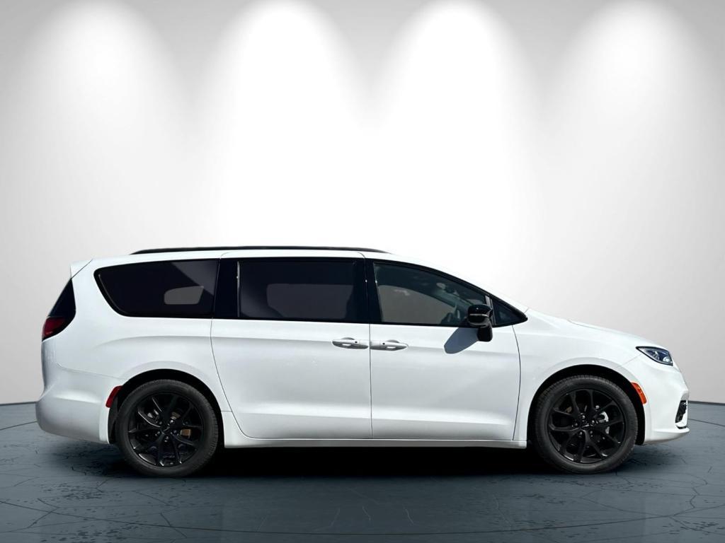 new 2025 Chrysler Pacifica car, priced at $51,265