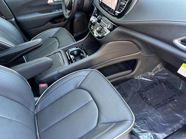 new 2025 Chrysler Pacifica car