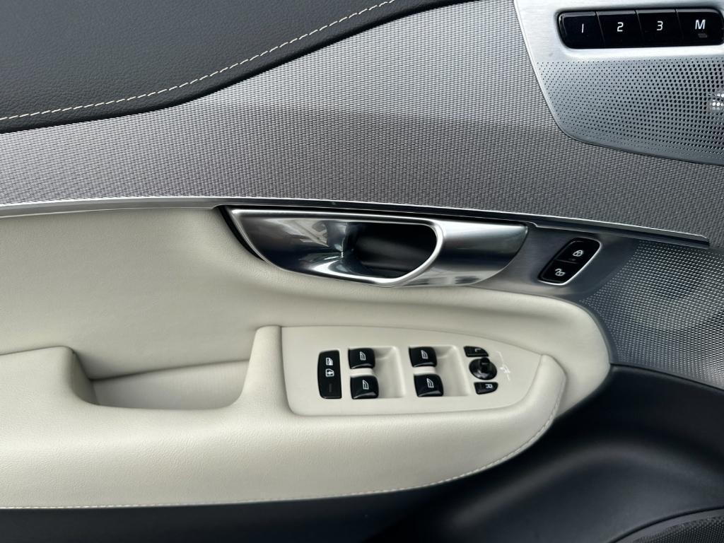 used 2022 Volvo XC90 Recharge Plug-In Hybrid car, priced at $44,990