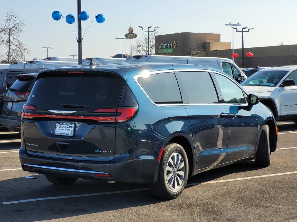 new 2025 Chrysler Pacifica Hybrid car