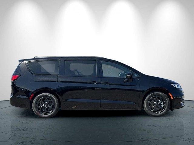 new 2025 Chrysler Pacifica Hybrid car