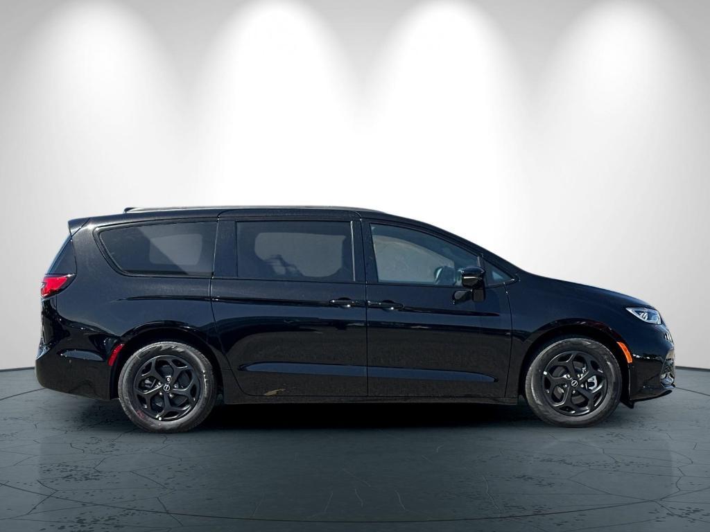 new 2025 Chrysler Pacifica Hybrid car, priced at $60,080