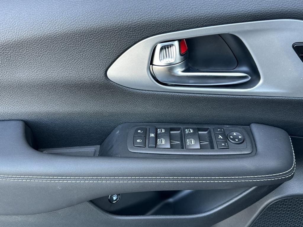 new 2025 Chrysler Pacifica Hybrid car, priced at $60,080