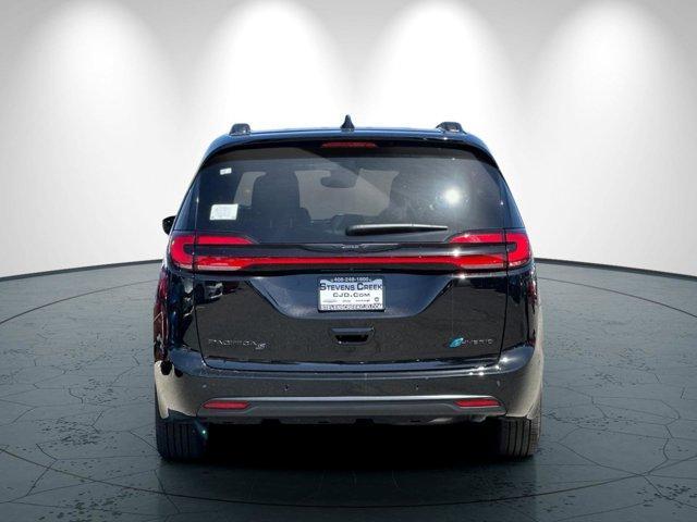 new 2025 Chrysler Pacifica Hybrid car
