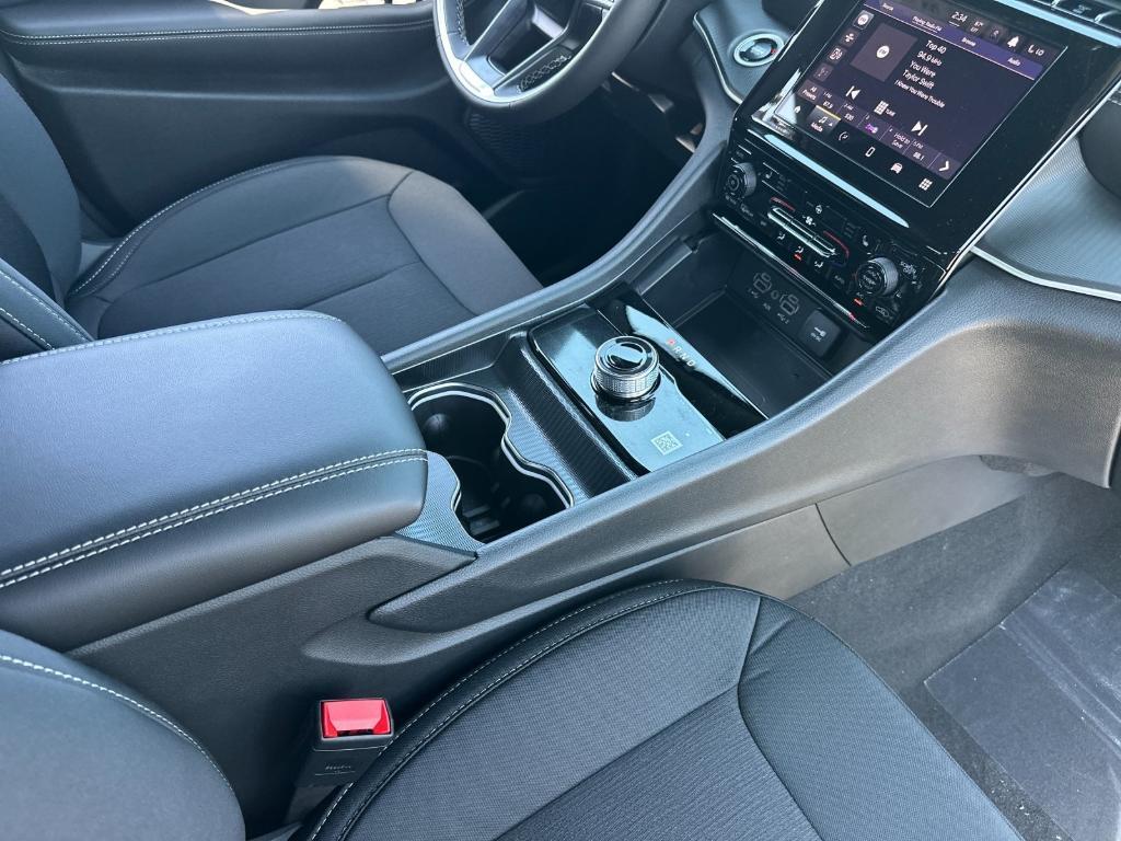 new 2025 Jeep Grand Cherokee car, priced at $42,825