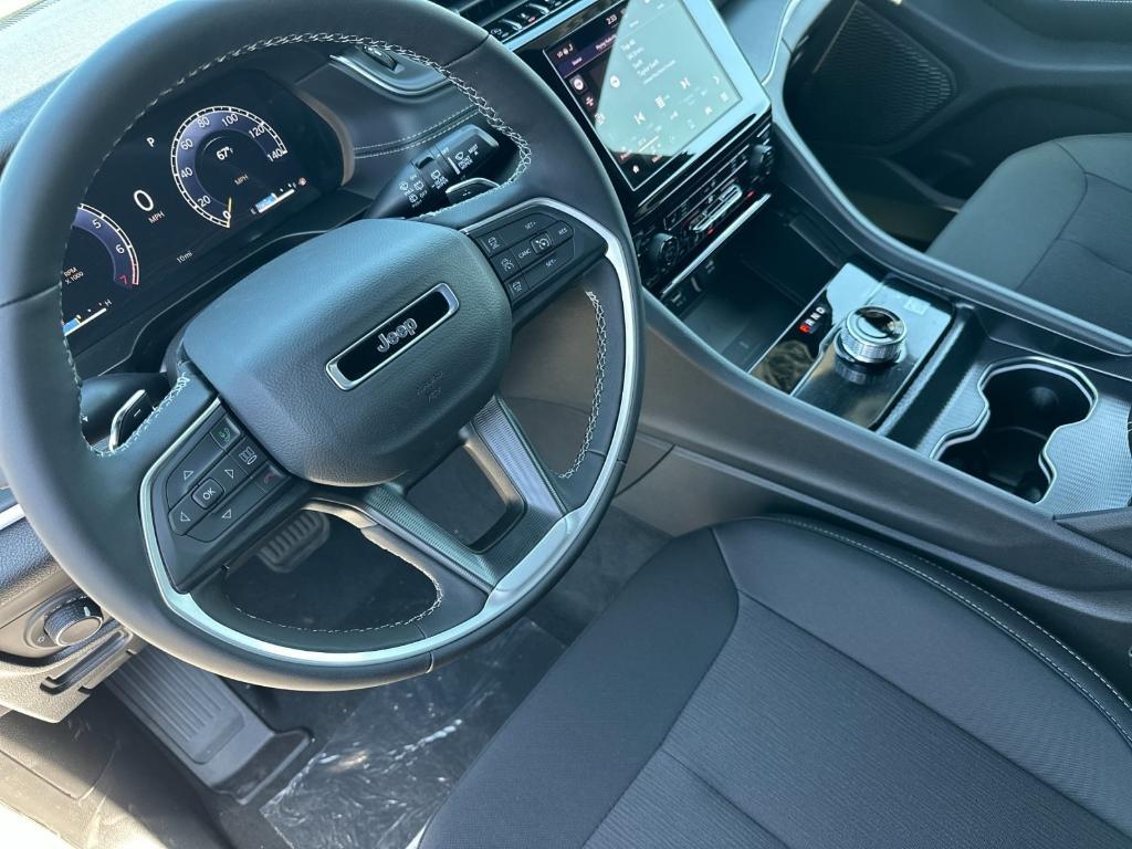 new 2025 Jeep Grand Cherokee car, priced at $42,825