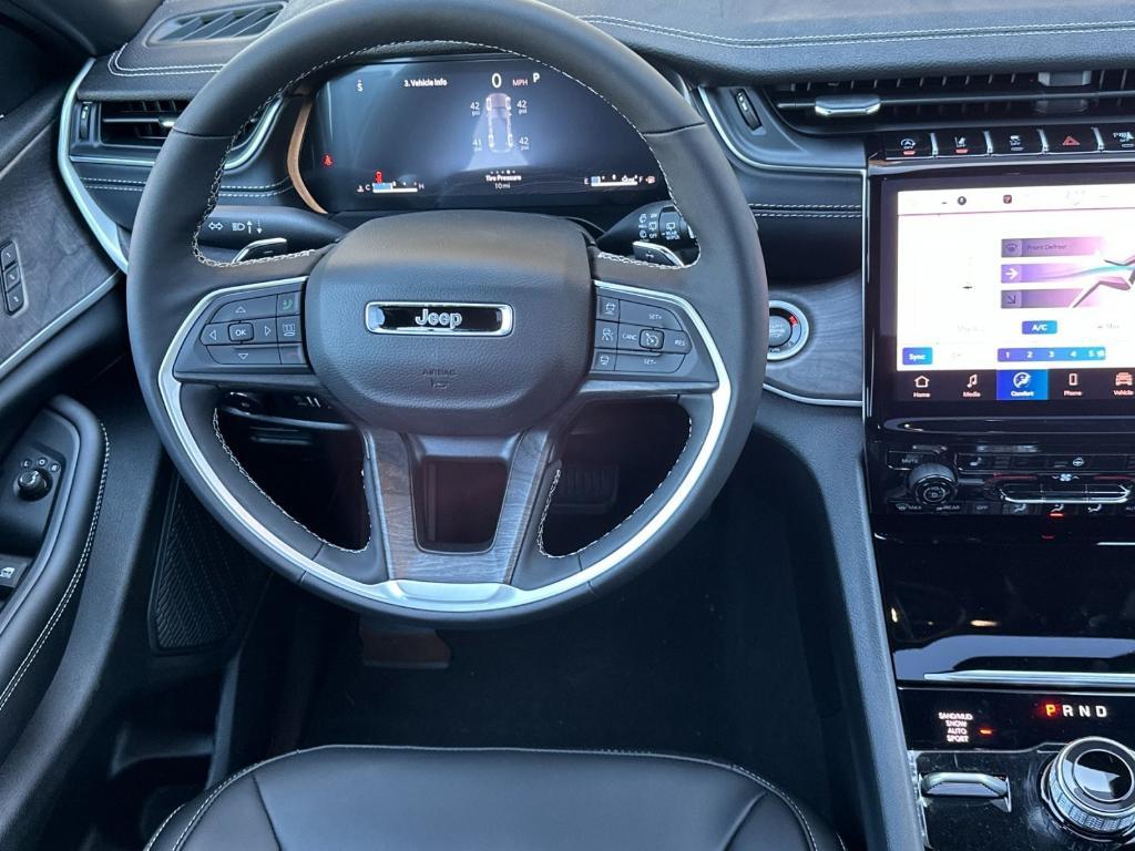 new 2025 Jeep Grand Cherokee car, priced at $50,010