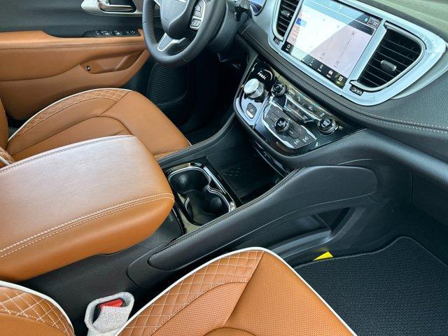 new 2025 Chrysler Pacifica Hybrid car