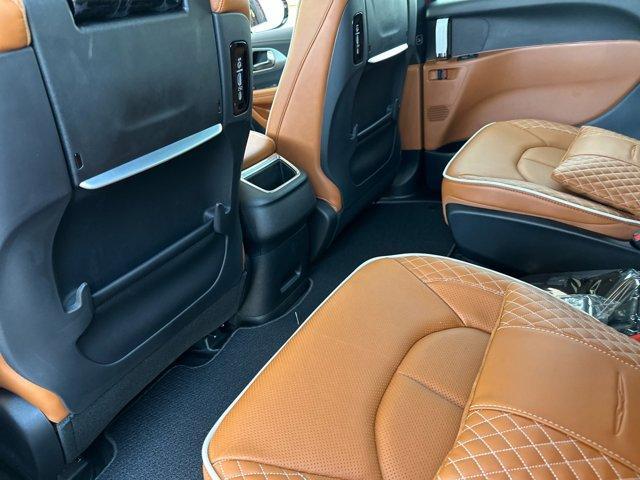 new 2025 Chrysler Pacifica Hybrid car