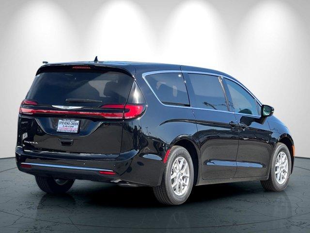 new 2025 Chrysler Pacifica car
