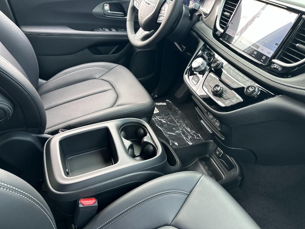 new 2025 Chrysler Pacifica car, priced at $44,445