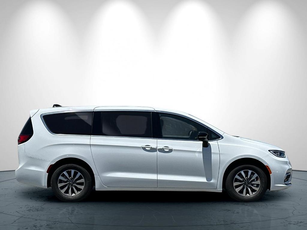 new 2025 Chrysler Pacifica Hybrid car, priced at $53,050