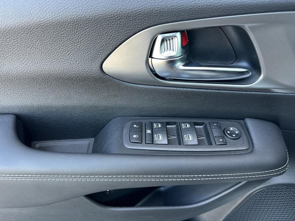 new 2025 Chrysler Pacifica Hybrid car, priced at $53,050
