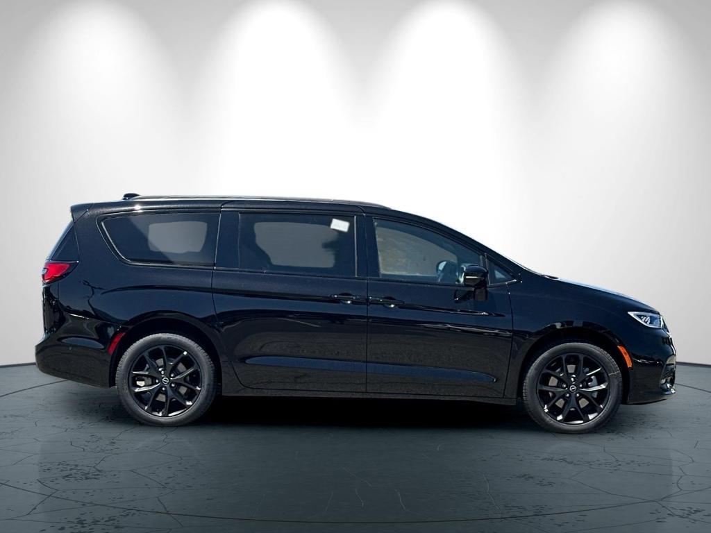 new 2025 Chrysler Pacifica car, priced at $59,165