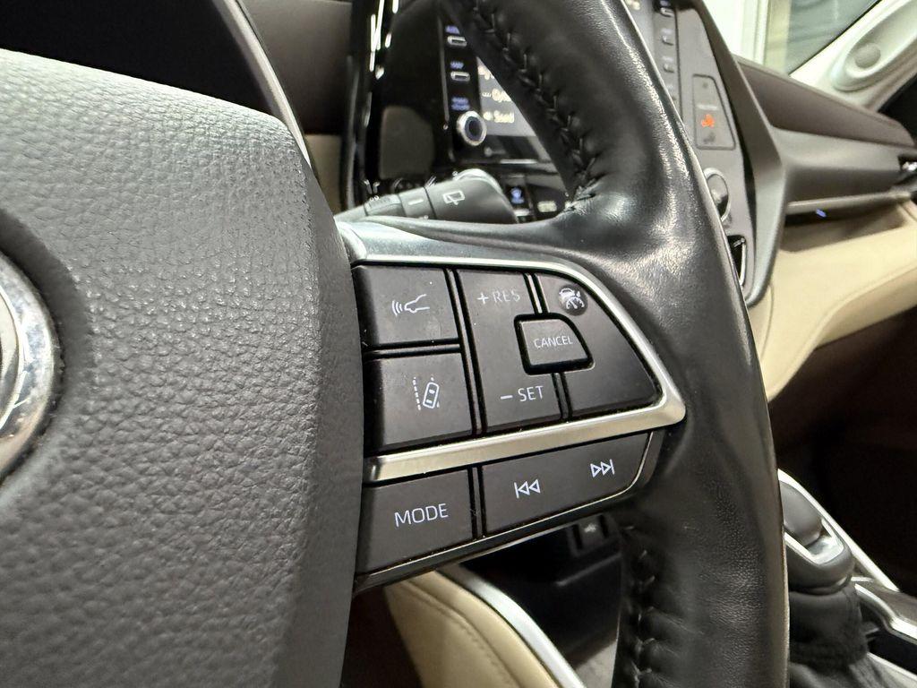 used 2020 Toyota Highlander Hybrid car, priced at $31,900