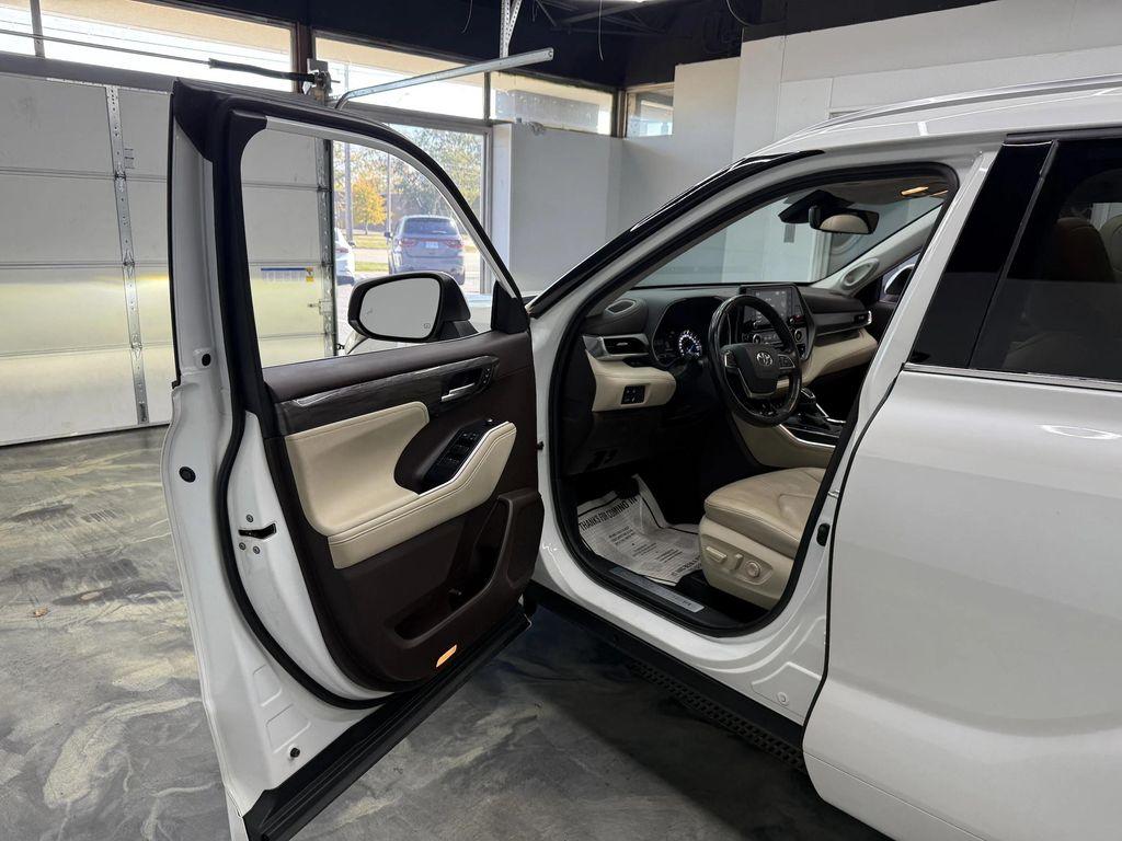 used 2020 Toyota Highlander Hybrid car, priced at $31,900